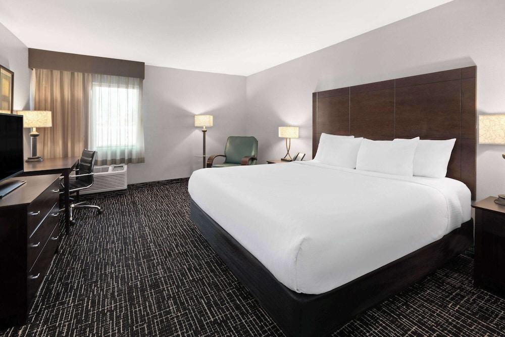 La Quinta Inn by Wyndham Sheboygan photo 7