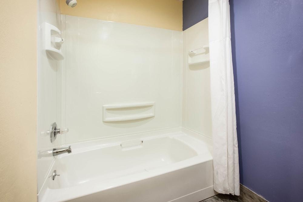 Days Inn by Wyndham Cadillac photo 30