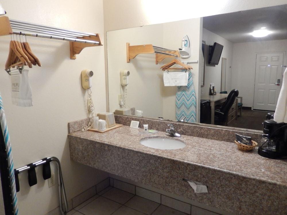 Pearsall Executive Inn photo 27