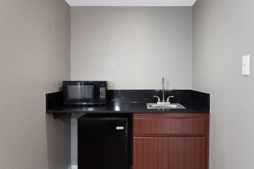Baymont by Wyndham Marianna photo 27