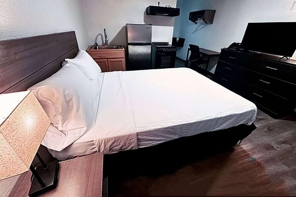 Studio City Suites, A Travelodge By Wyndham photo 19