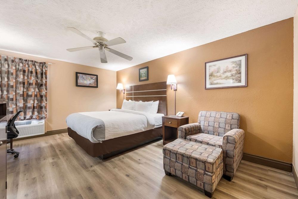 Econo Lodge Selmer photo 38
