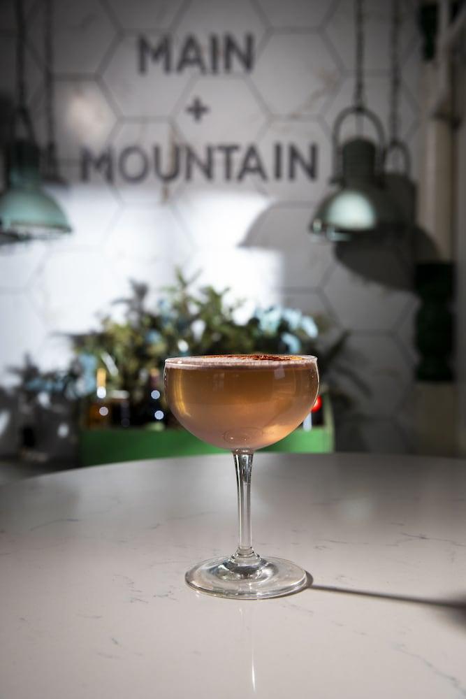 Main and Mountain Bar & Motel photo 47