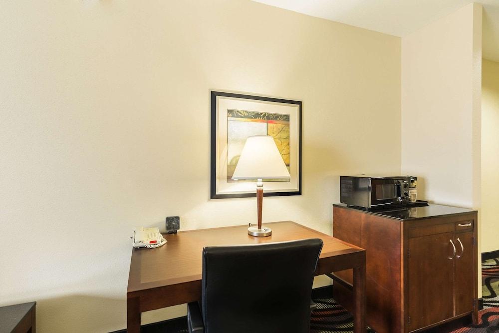 Comfort Suites Beaumont I-10 photo 8