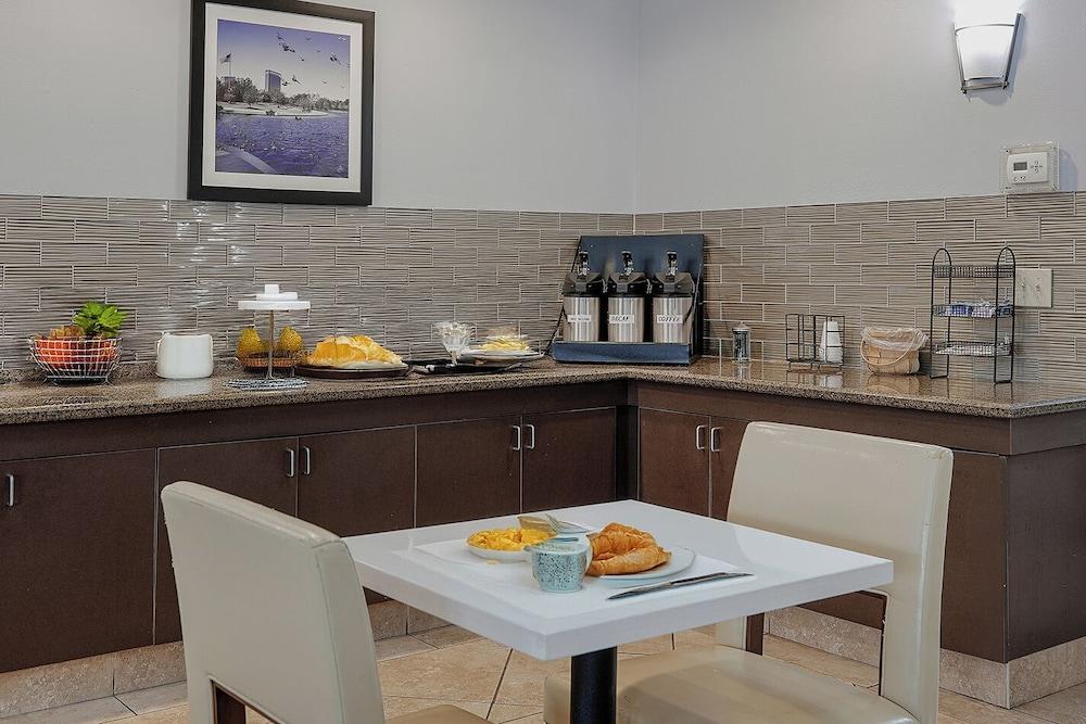 Sonesta Essential Houston Westchase photo 27