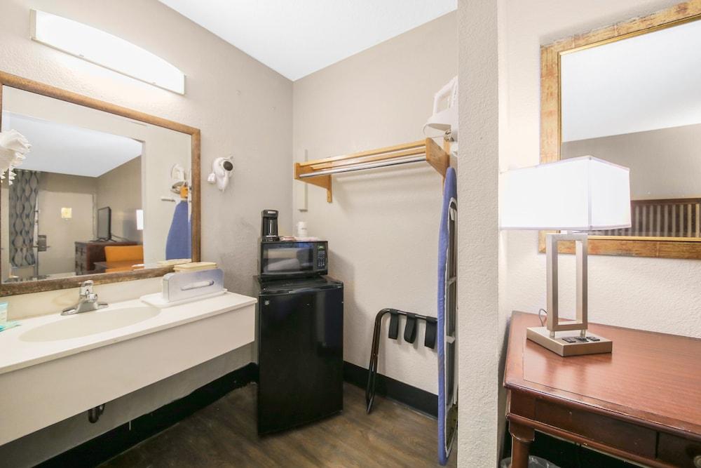 Econo Lodge Daytona Beach - Speedway photo 52