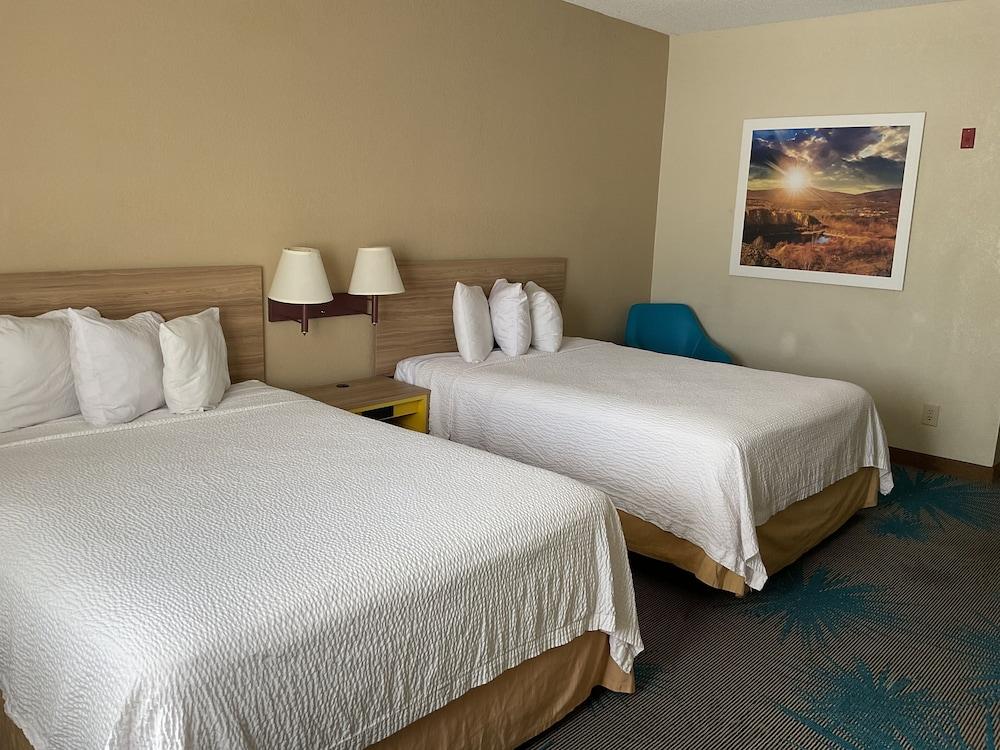 Days Inn by Wyndham Colorado Springs Airport photo 9