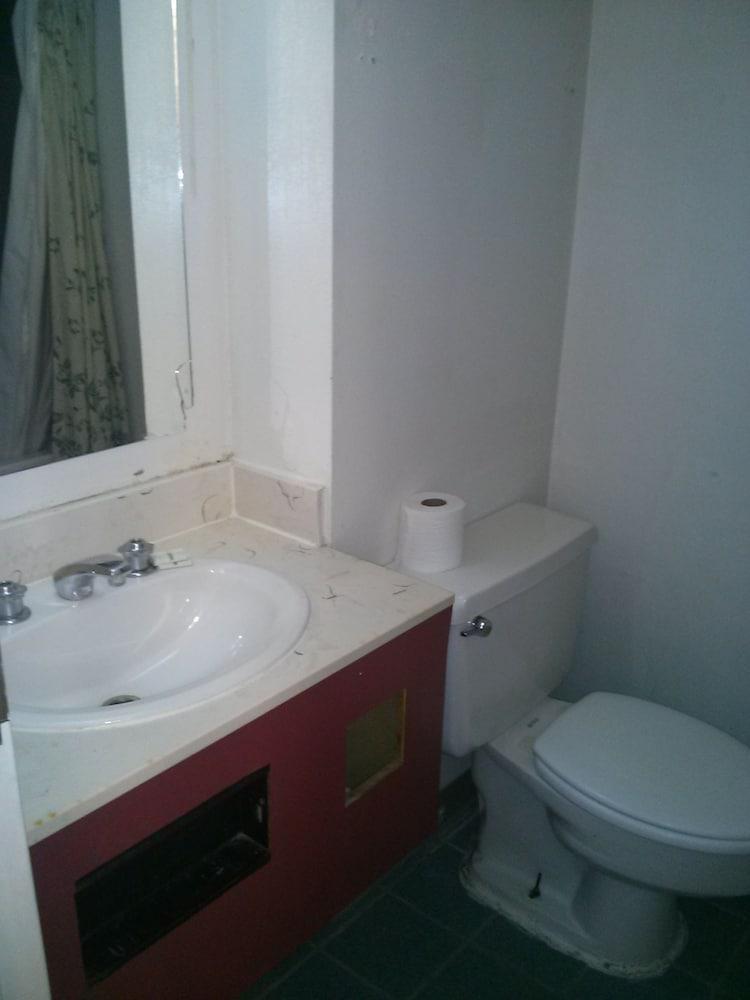 Val U Stay Inn and Suites photo 16