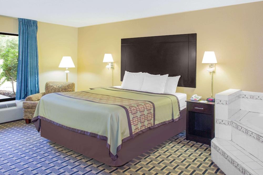Days Inn by Wyndham Andalusia photo 4