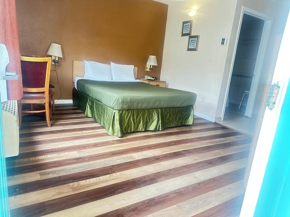 ROYAL INN photo 13