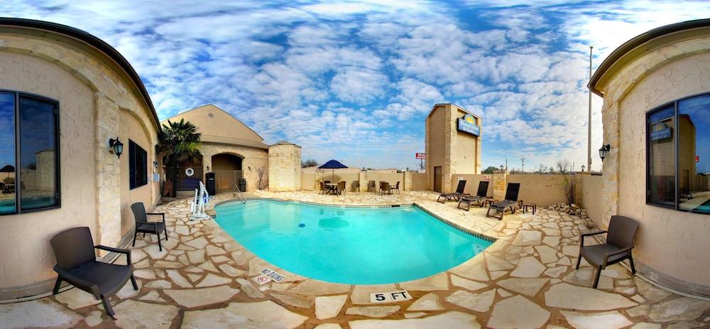 Days Inn & Suites by Wyndham Llano photo 39