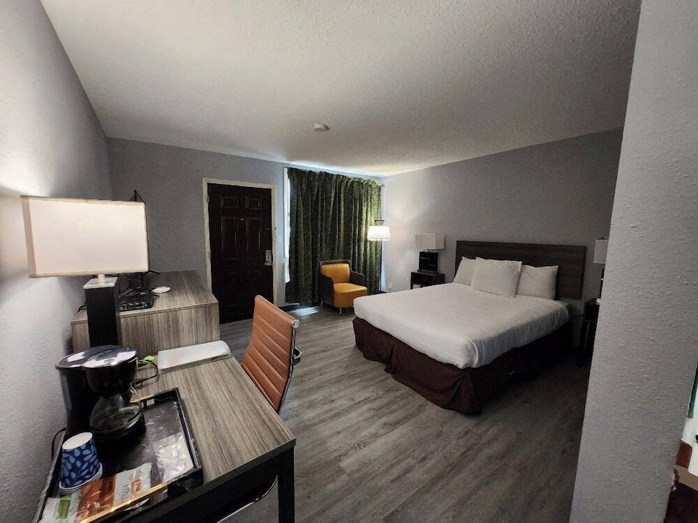 Super 8 by Wyndham Hayward WI photo 3