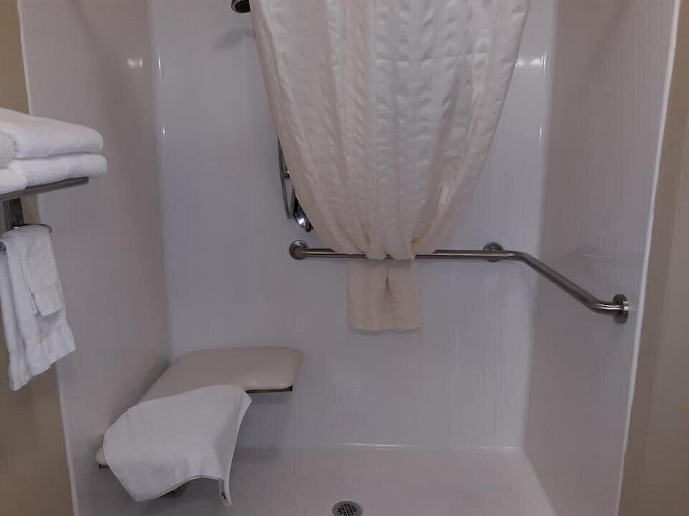 Cobblestone Inn & Suites photo 9