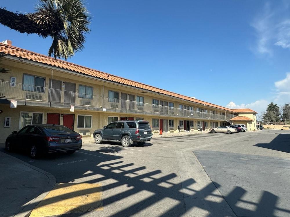 Baymont by Wyndham Bakersfield photo 14