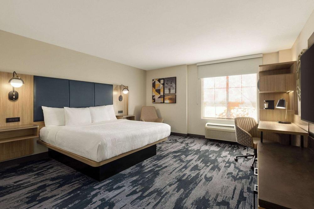 La Quinta Inn & Suites by Wyndham Austin Southwest photo 12