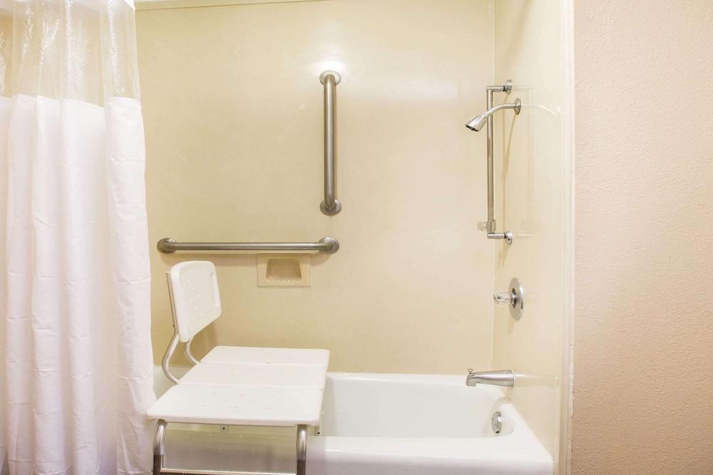 Baymont by Wyndham Mobile/ I-65 photo 14