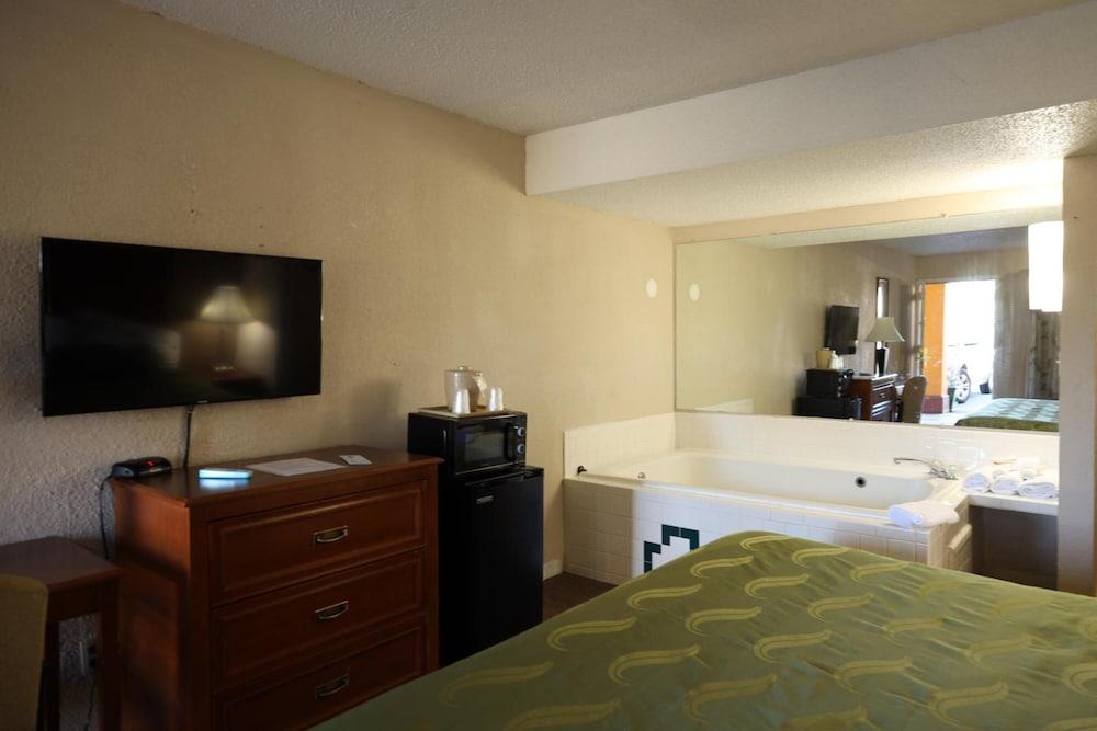 Travelers Inn photo 34
