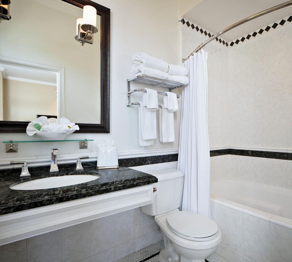 Snug Harbor Inn photo 6
