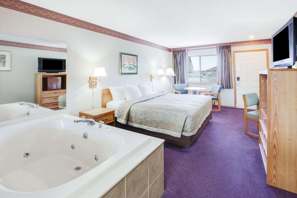 Super 8 by Wyndham Mackinaw City/Beachfront Area photo 13
