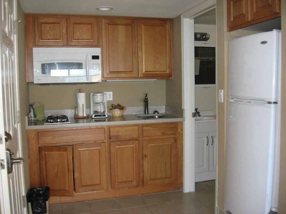 Beachcomber Inn photo 69