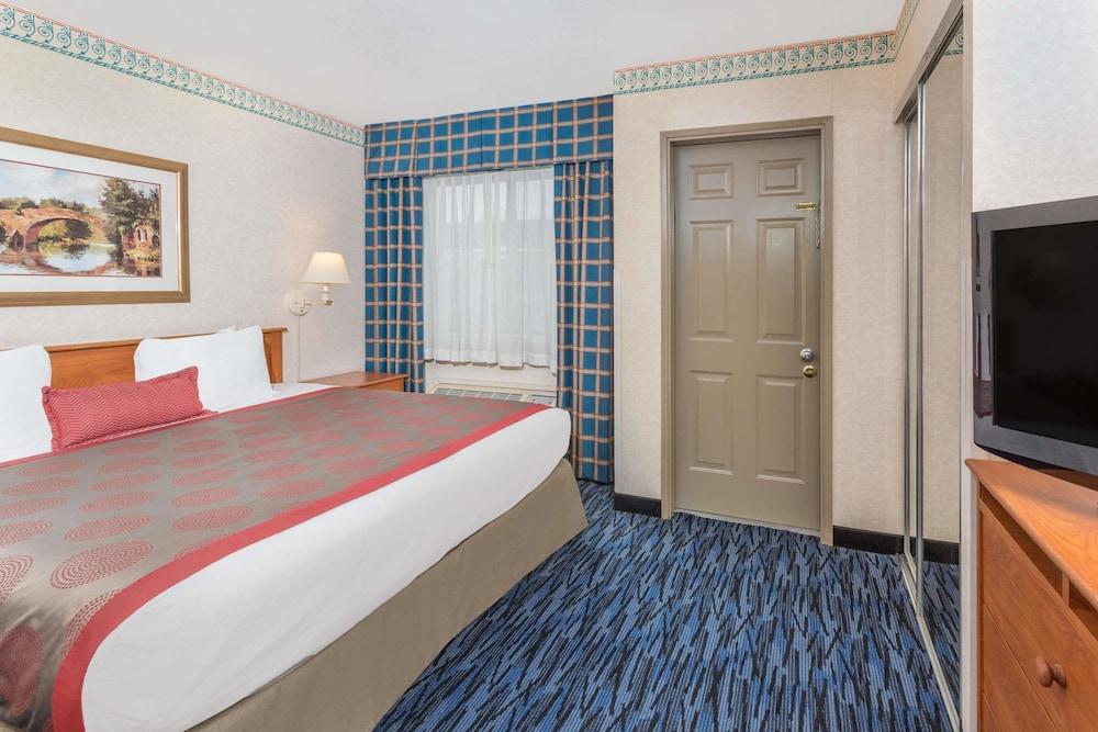 Ramada by Wyndham Kent Seattle Area photo 7