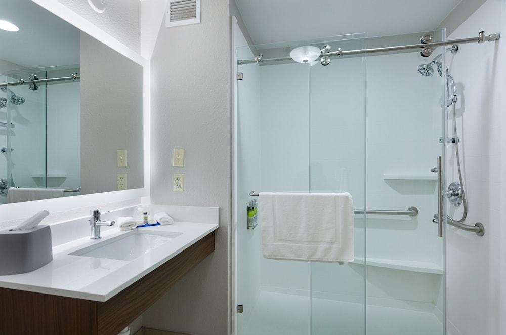 Holiday Inn Express Hotel & Suites Weston by IHG photo 38