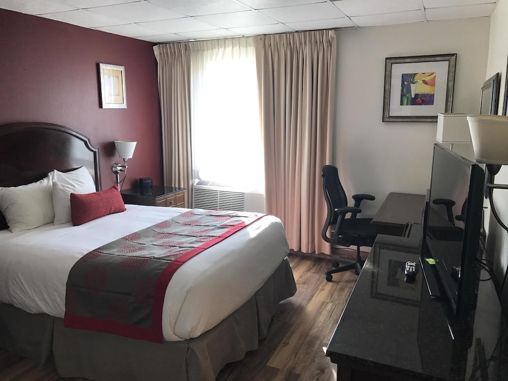 Ramada by Wyndham Albert Lea photo 11