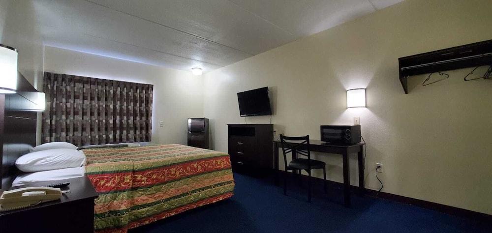 Plano Inn & Suites photo 9