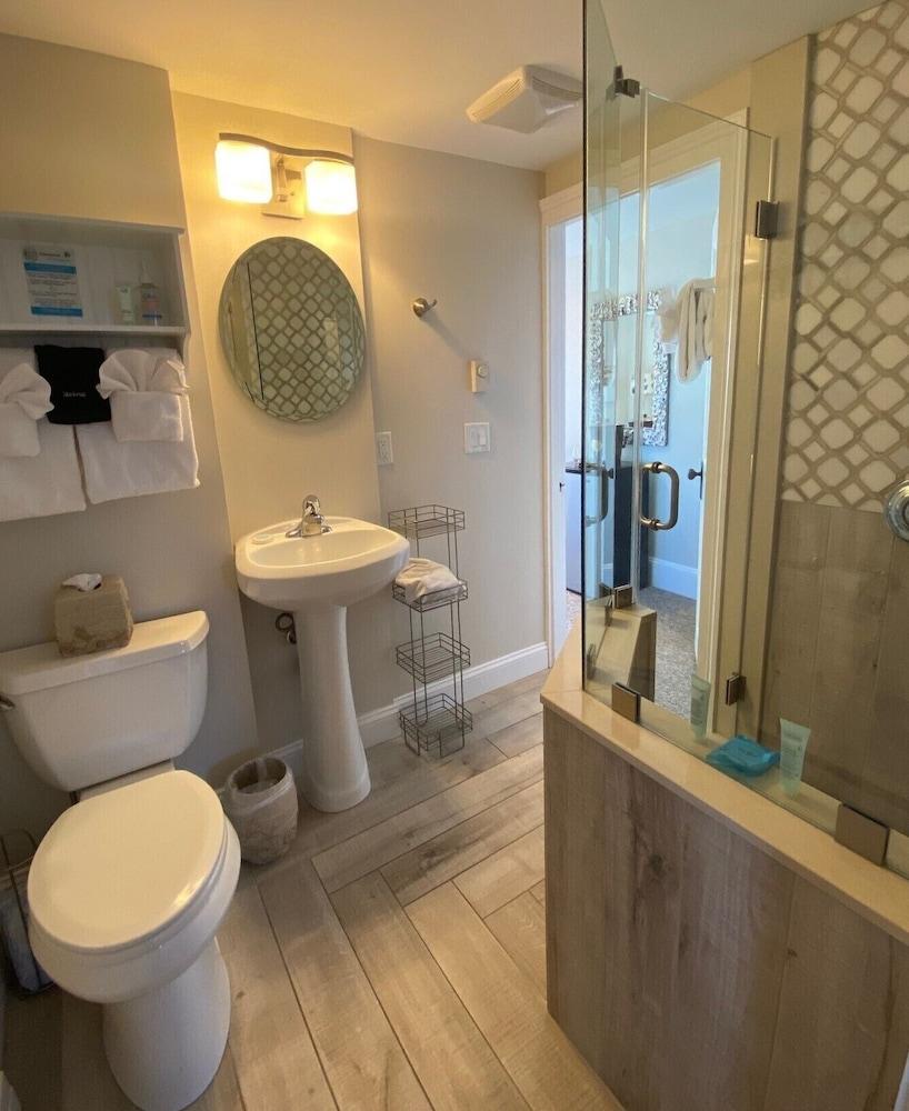 Beach Breeze Inn photo 66