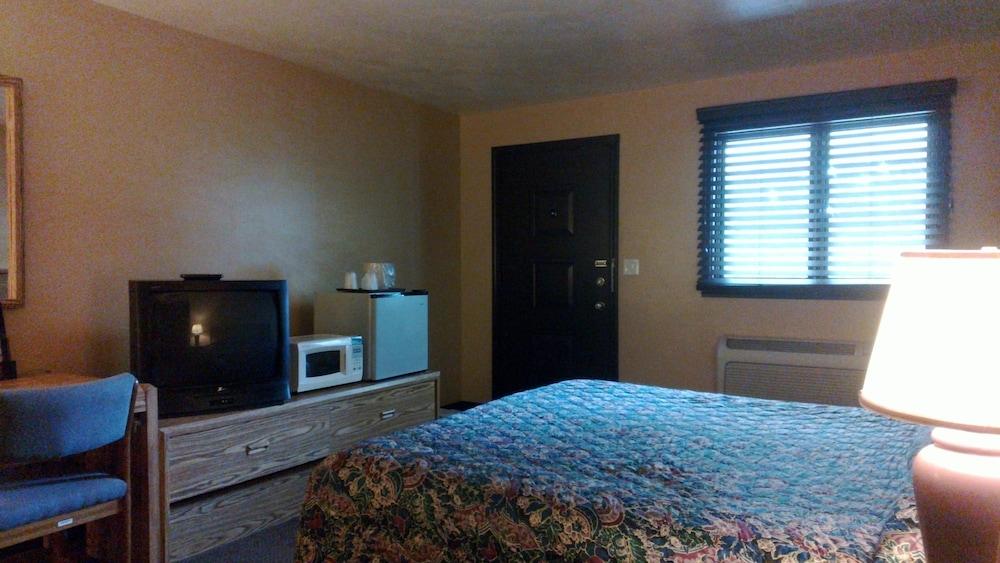 Colonial Inn Motel photo 7