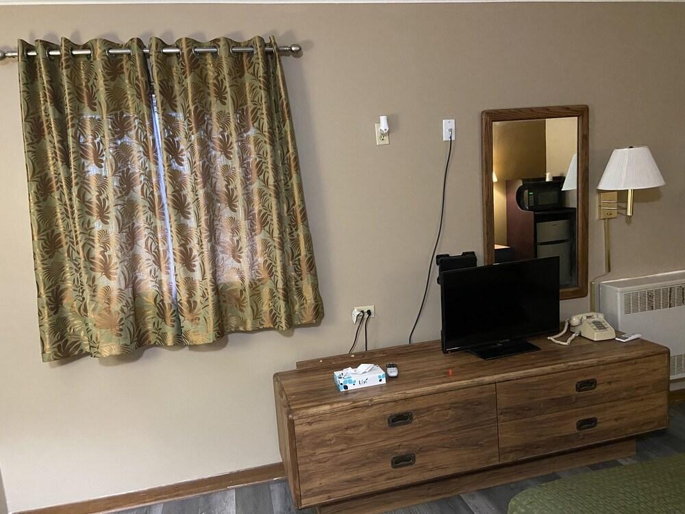 Colonial Inn Dyersville photo 15