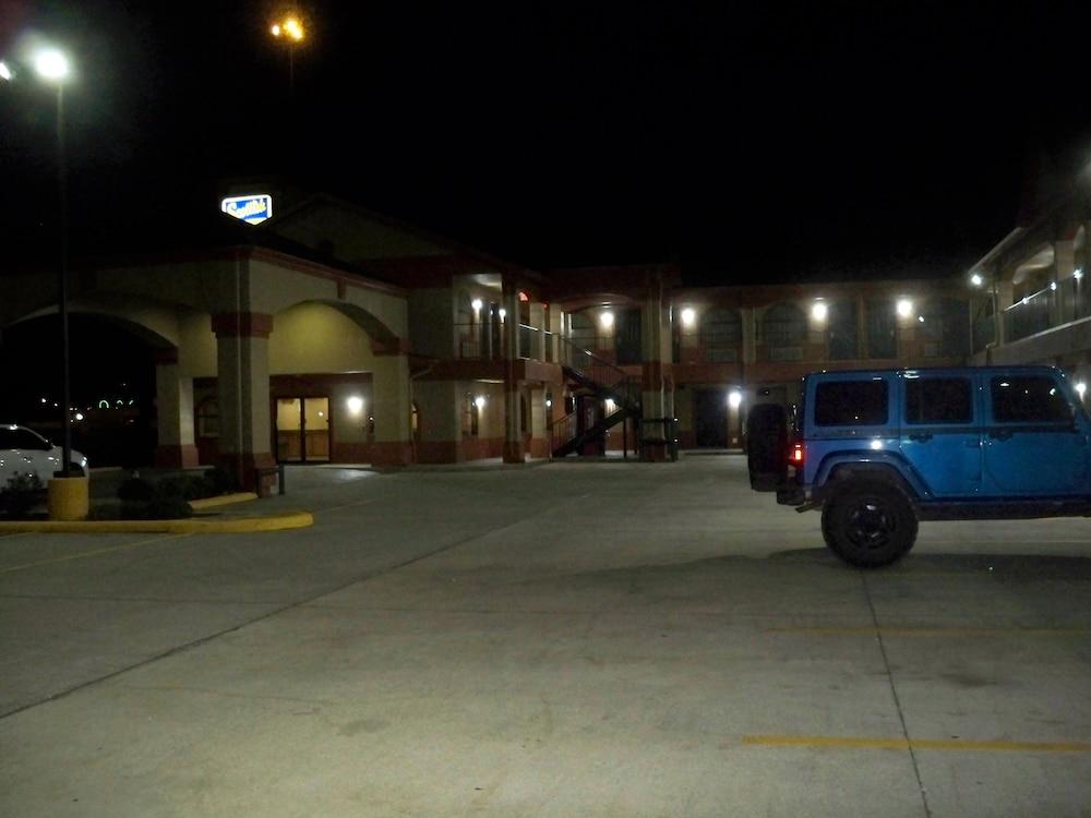 Scottish Inn & Suites photo 65