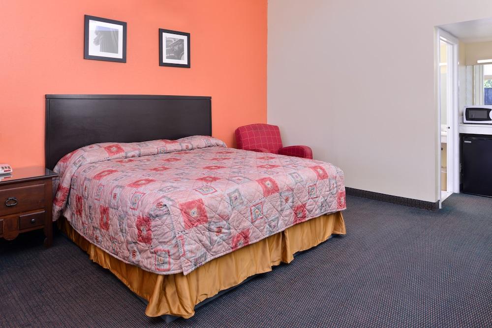 Scottish Inns & Suites photo 9