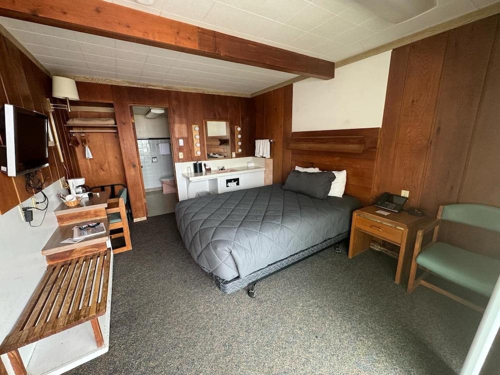 Sunset Oceanfront Lodging photo 25