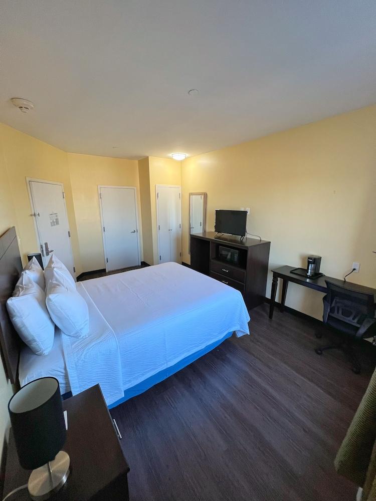 Ozone Inn & Suites photo 25