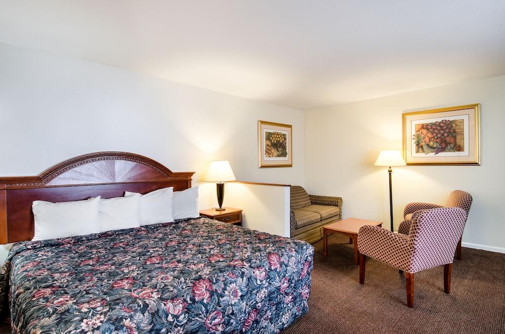 Econo Lodge Inn & Suites photo 5