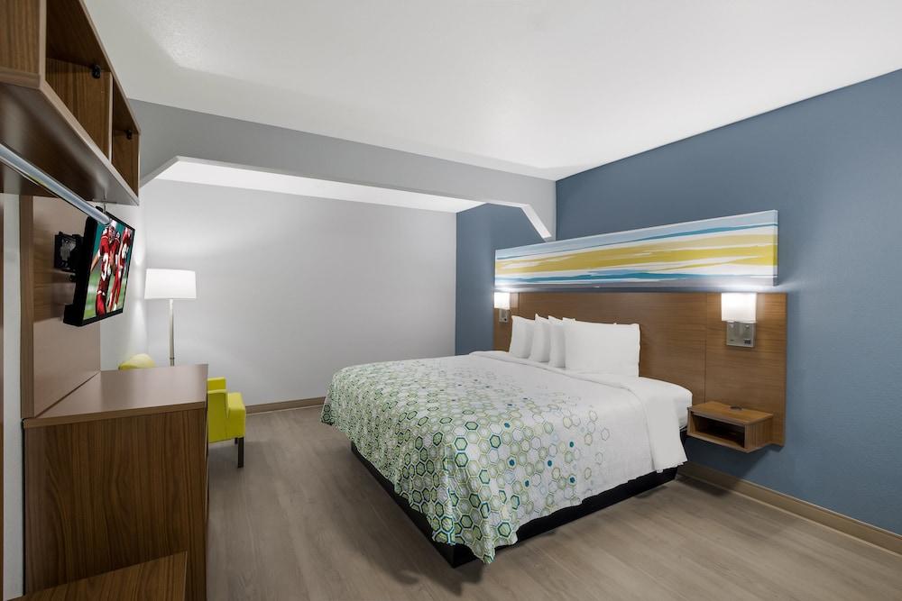 HomeTowne Studios by Red Roof Orange, TX — hotel in Orange