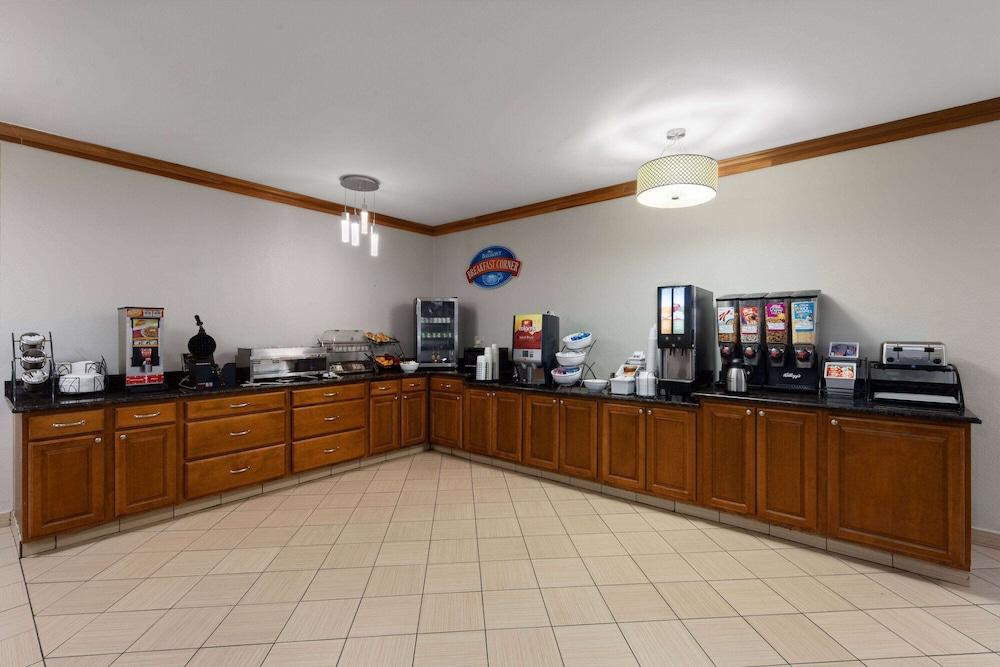 Baymont by Wyndham Waterloo photo 27