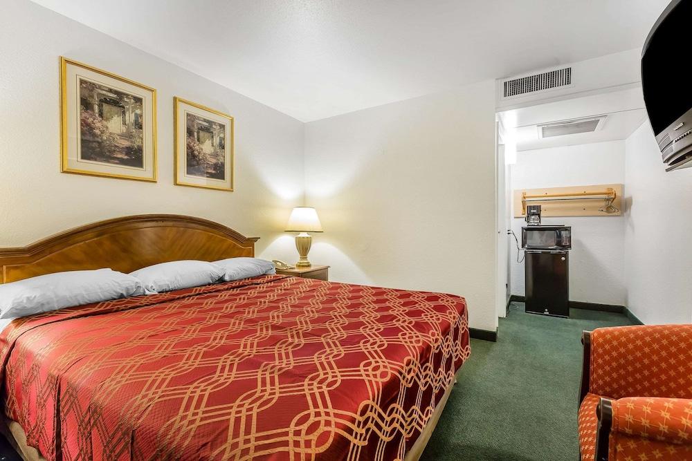 Economy Inn Buttonwillow Bakersfield I-5 photo 18