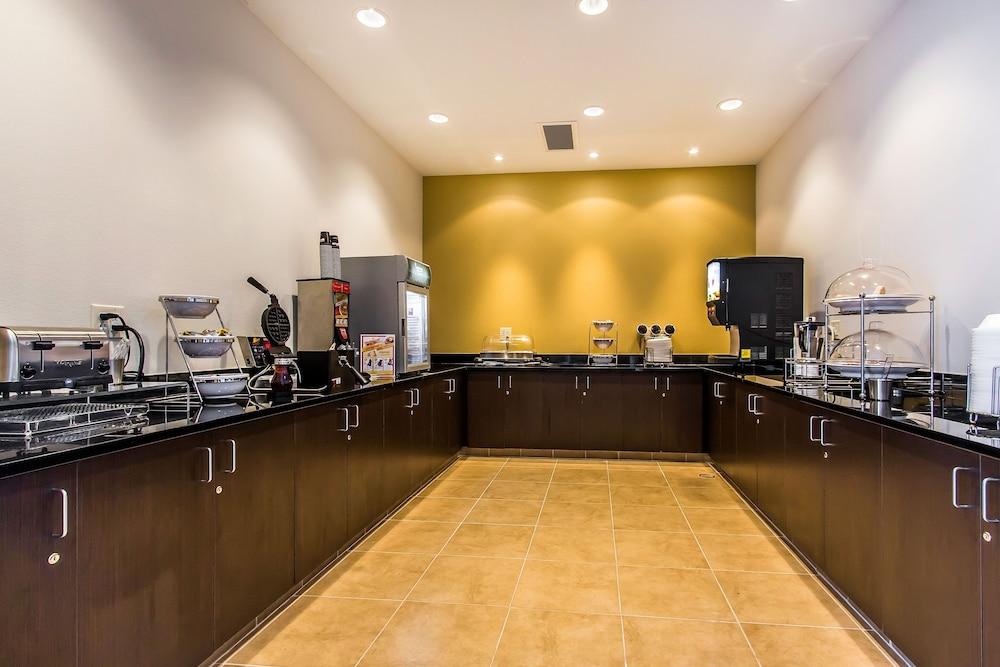 Comfort Suites Leesville near Fort Johnson photo 49