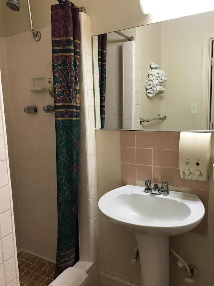Budget Inn photo 7