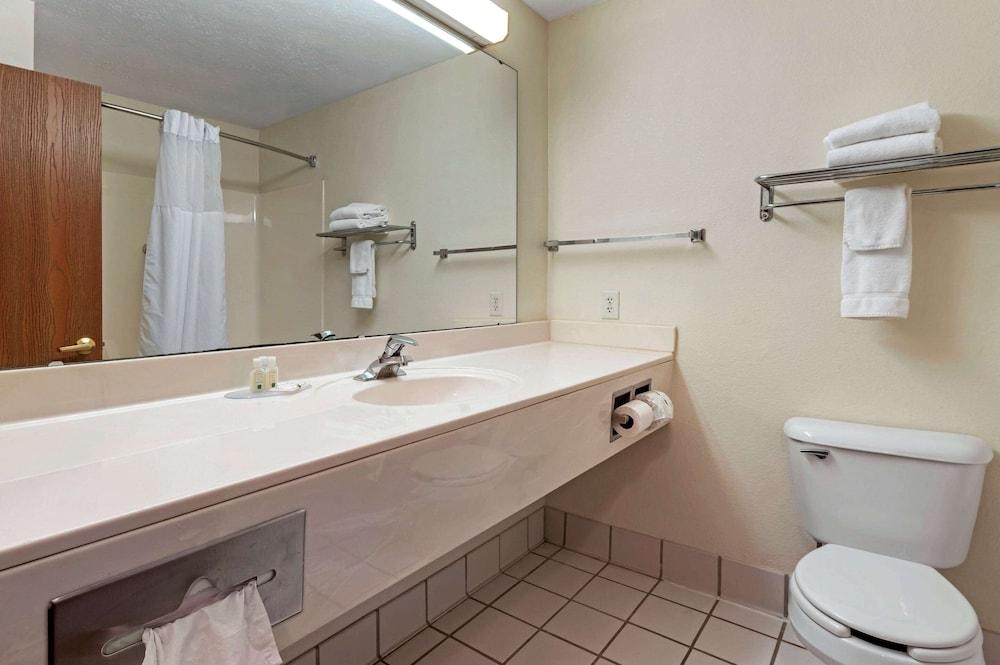 Quality Inn & Suites photo 25