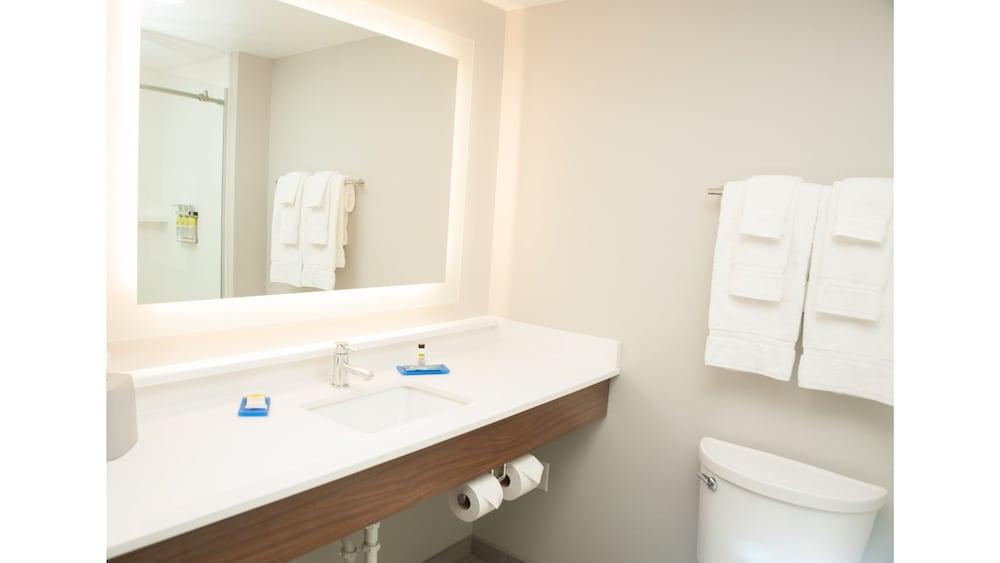Holiday Inn Express & Suites Norfolk by IHG photo 8