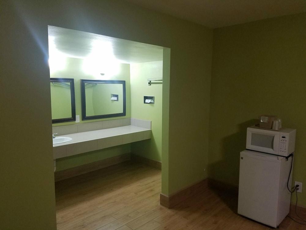 Frontier Motel photo 9