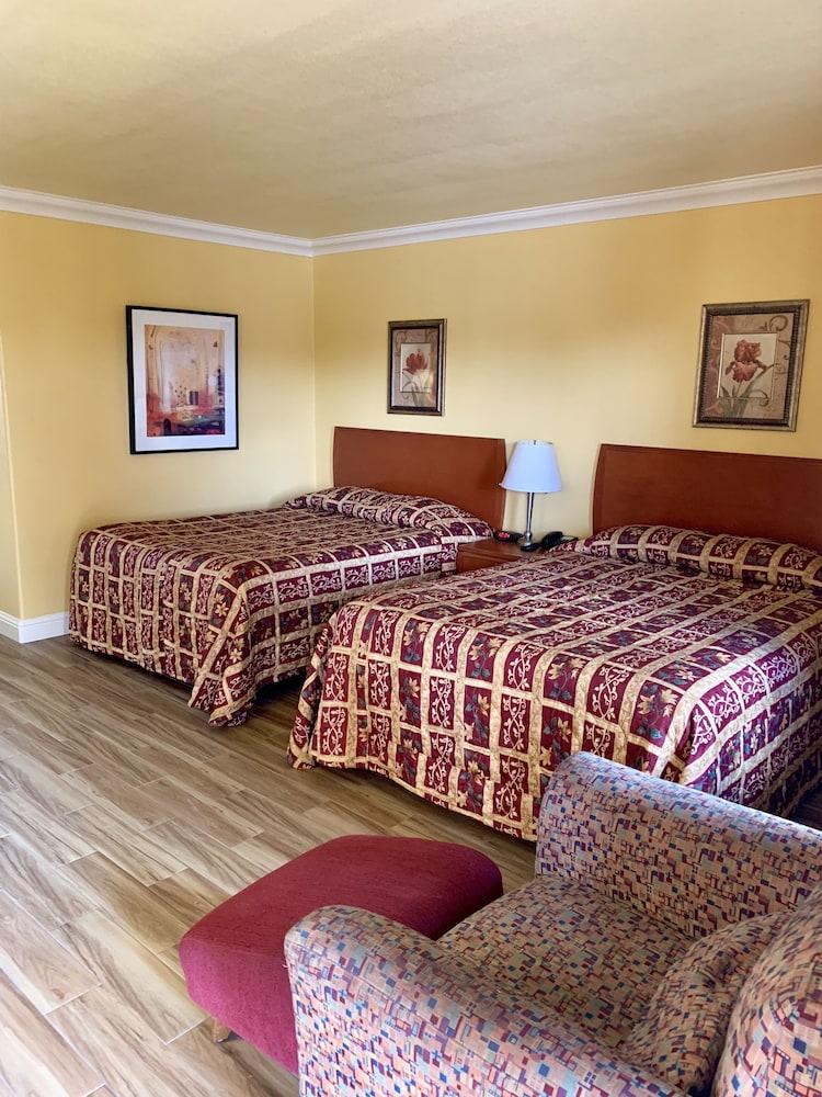 Town & Country Motel photo 13