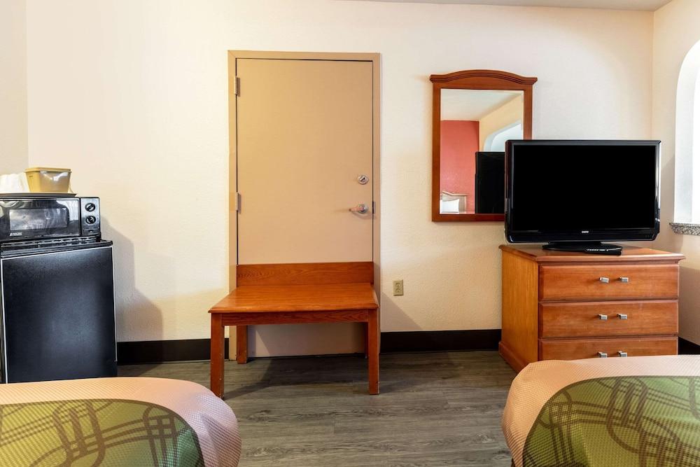 Econo Lodge Inn & Suites Memphis East photo 38