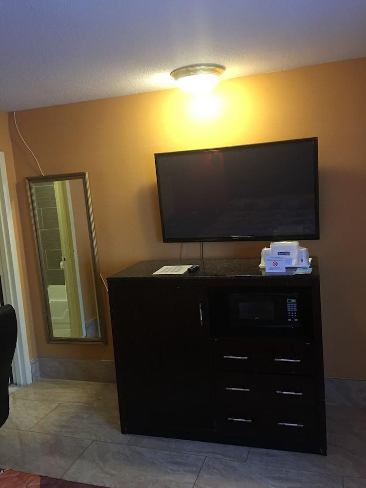 Travelodge by Wyndham Bay Shore Long Island photo 16