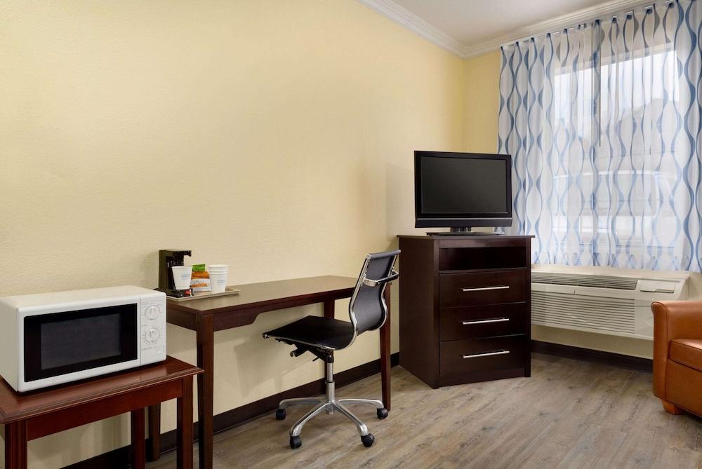Days Inn & Suites by Wyndham Euless DFW Airport South photo 45