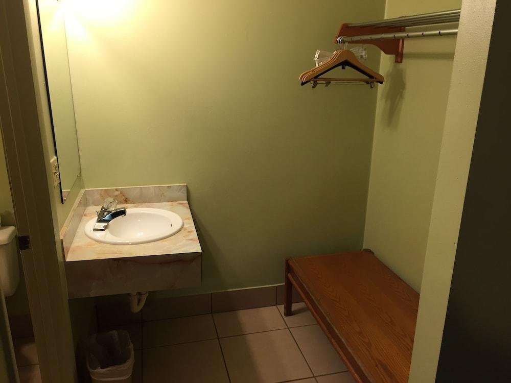 Sebring Inn photo 16