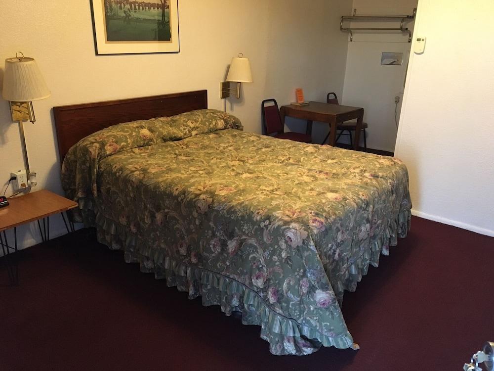 Holiday Motel photo 8